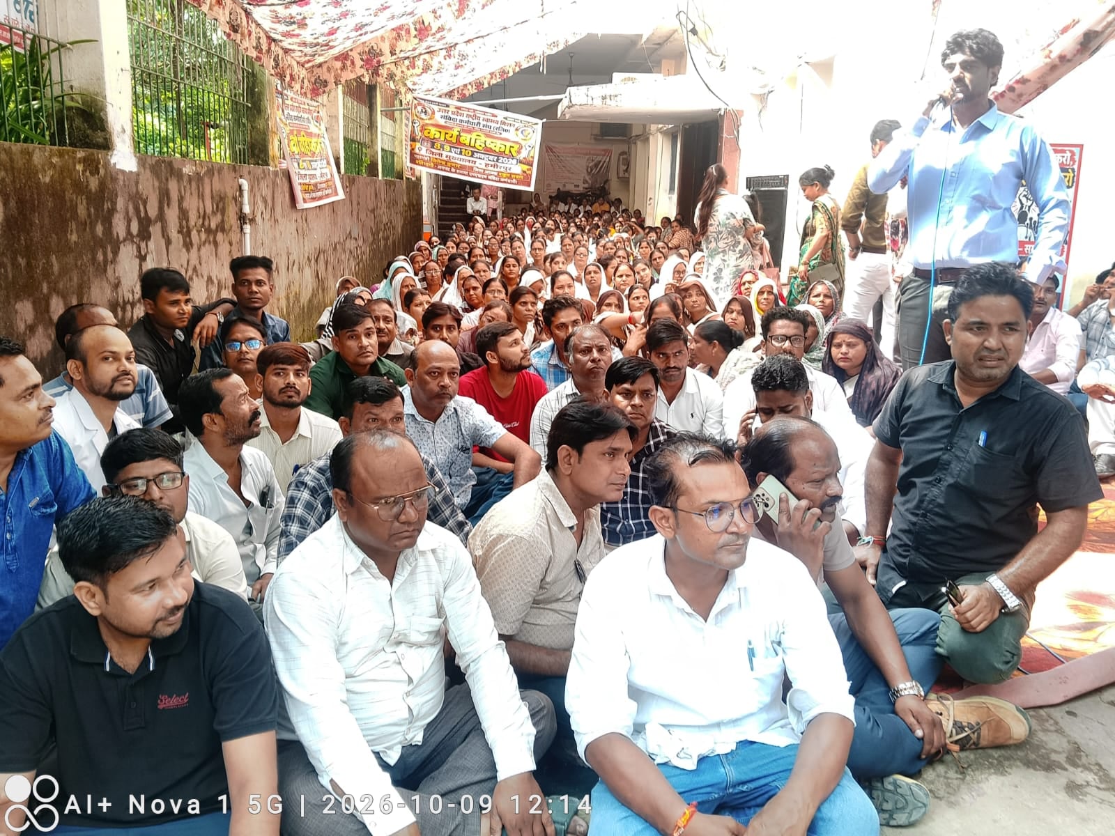 फोटो 09 एचएएमपी 23- जिला अस्पताल में खून जांच के लिए काउंटर पर खड़े मरीज। संवाद