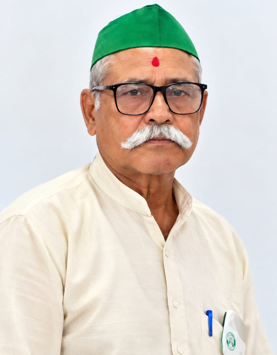 फोटो 09 एचएएमपी 33- बिवांर सहकारी समिति में खाद के लिए जुटे किसान। संवाद फोटो 09 एचएएमपी 33- बिवांर सहकारी समिति में खाद के लिए जुटे किसान। संवाद