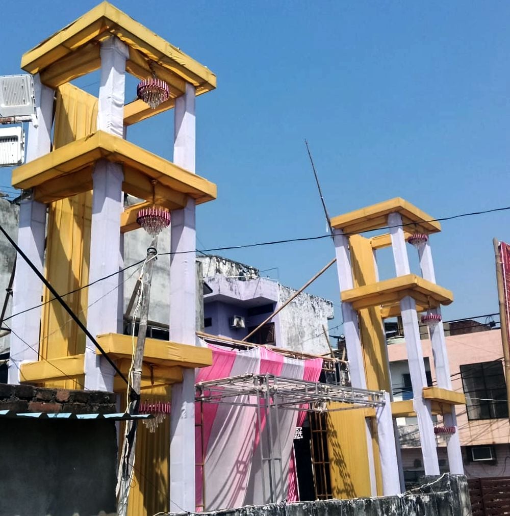 फोटो 09 एमएएचपी 04 परिचय-शहर के आल्हा चौक पर आकर्षक सजावट से सजाया जा रहा दुर्गा पंडाल। संवाद फोटो 09 एमएएचपी 04 परिचय-शहर के आल्हा चौक पर आकर्षक सजावट से सजाया जा रहा दुर्गा पंडाल। संवाद