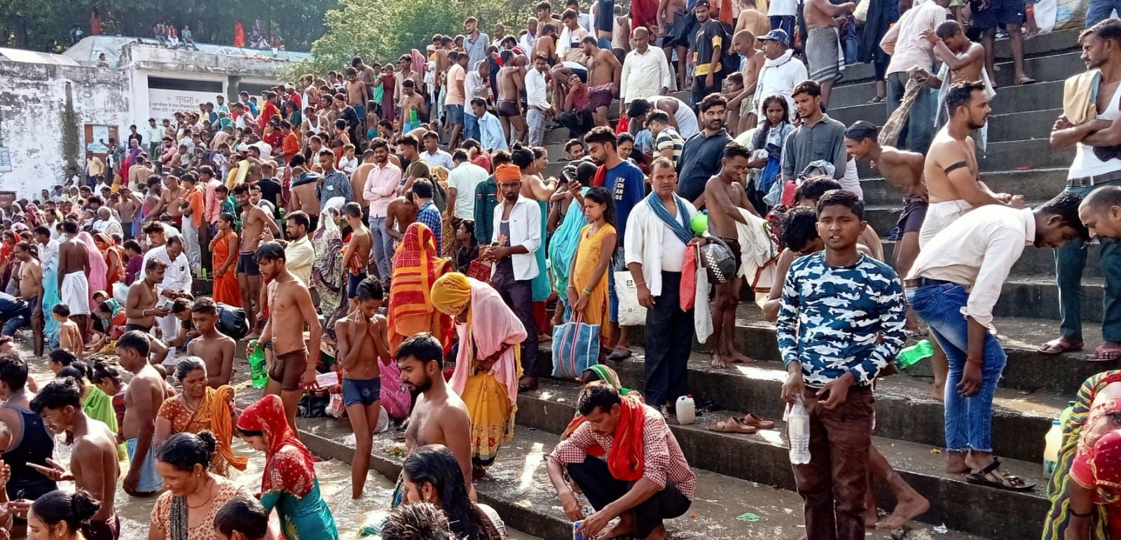 फोटो-09- पितृ अमावस्या पर ओमघाट भिटौरा में स्नान करते श्रद्धालु। संवाद फोटो-09- पितृ अमावस्या पर ओमघाट भिटौरा में स्नान करते श्रद्धालु। संवाद
