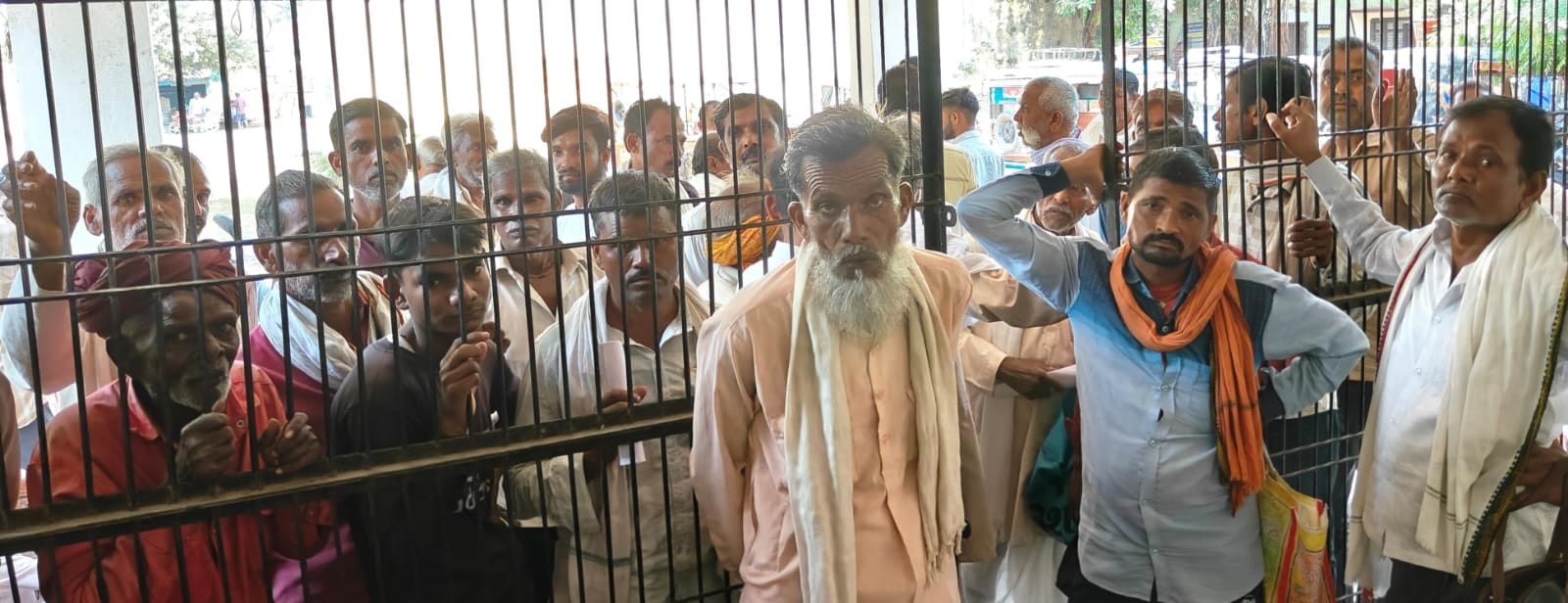 फोटो - 10 रामपुरा में सोसाइटी में खाद न होने से पसरा सन्नाटा। संवाद