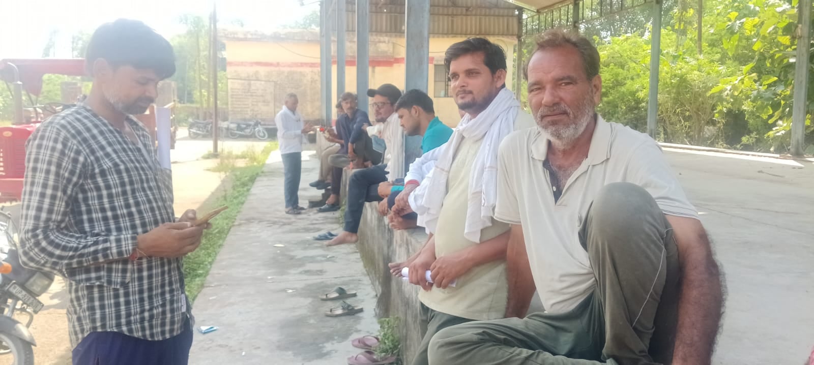 फोटो - 10 रामपुरा में सोसाइटी में खाद न होने से पसरा सन्नाटा। संवाद