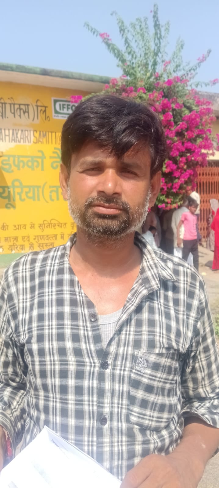 फोटो - 10 रामपुरा में सोसाइटी में खाद न होने से पसरा सन्नाटा। संवाद