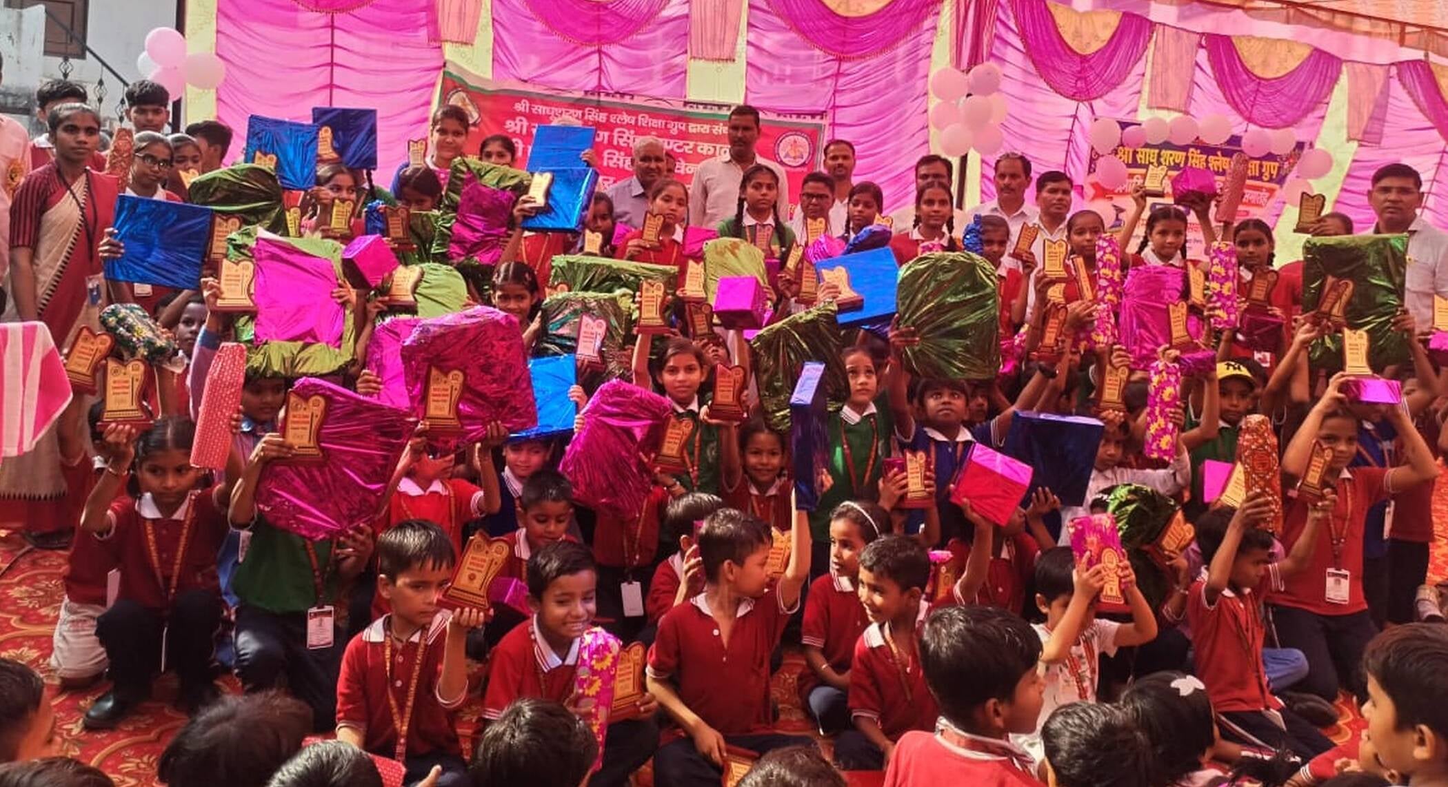 फोटो-11- खखरेरू के साधू शरण सिंह श्लेष शिक्षा ग्रुप, बरयेपुर में पुरस्कार के साथ मौजूद छात्र-छा