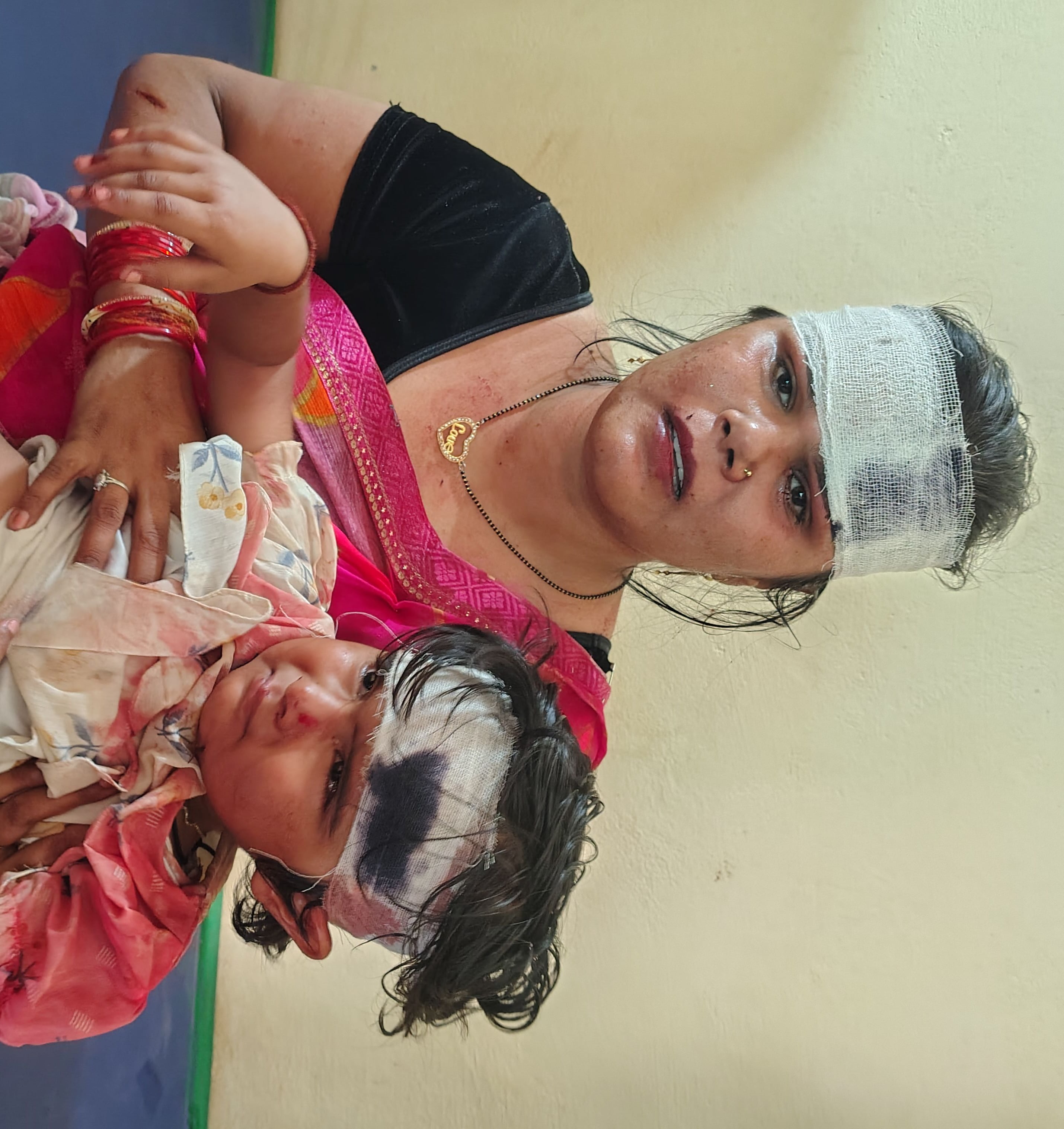 फोटो-16- औंग के खदरा कस्बे के बाहर ई-रिक्शा और ओमनी वैन की टक्कर में घायल अर्चना व खुशी। संवाद फोटो-16- औंग के खदरा कस्बे के बाहर ई-रिक्शा और ओमनी वैन की टक्कर में घायल अर्चना व खुशी। संवाद