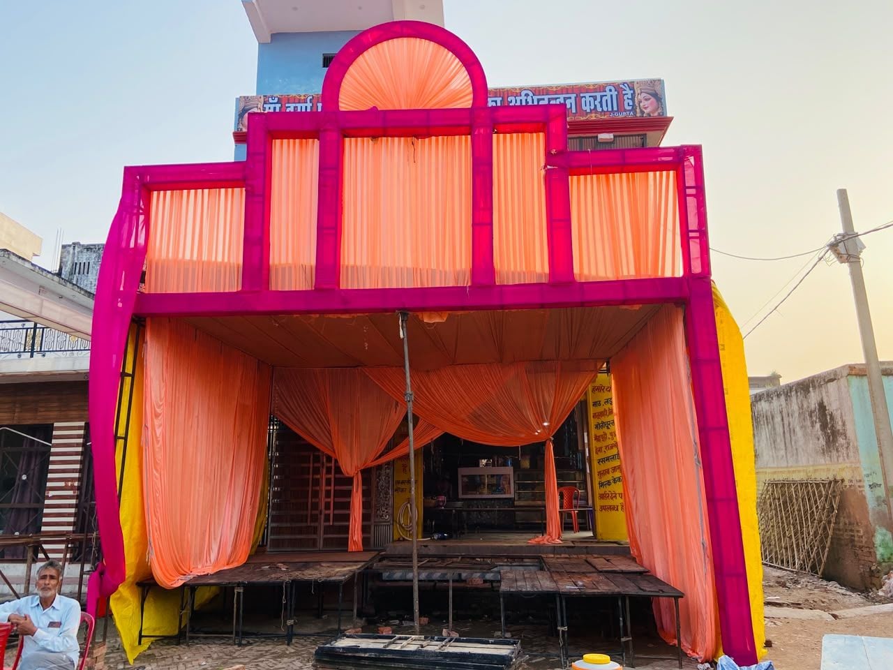 फोटो-25- अमौली कस्बे में मां दुर्गा के पूजन के लिए सजा बंगाली पंडाल। संवाद फोटो-25- अमौली कस्बे में मां दुर्गा के पूजन के लिए सजा बंगाली पंडाल। संवाद