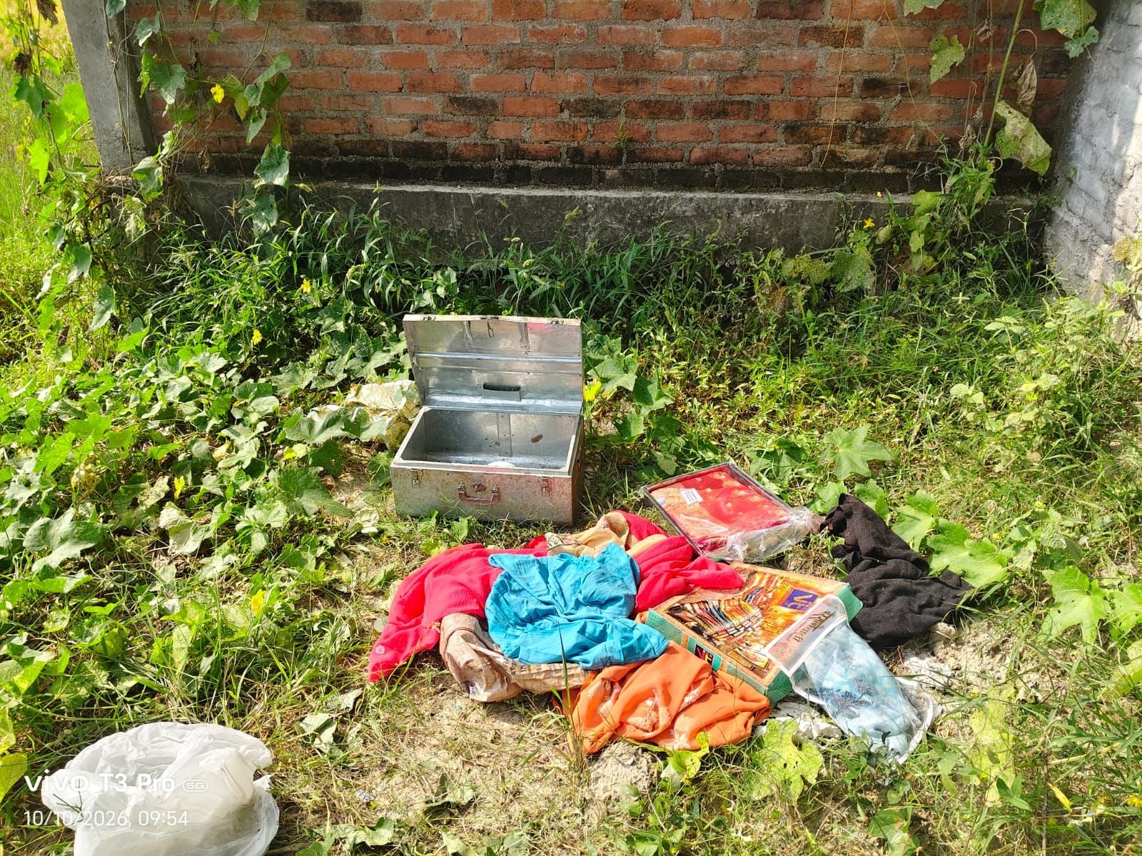फोटो-27-असोथर के अंदीपुर में हुई चोरी के बाद घर के बाहर पड़ा सामान। संवाद