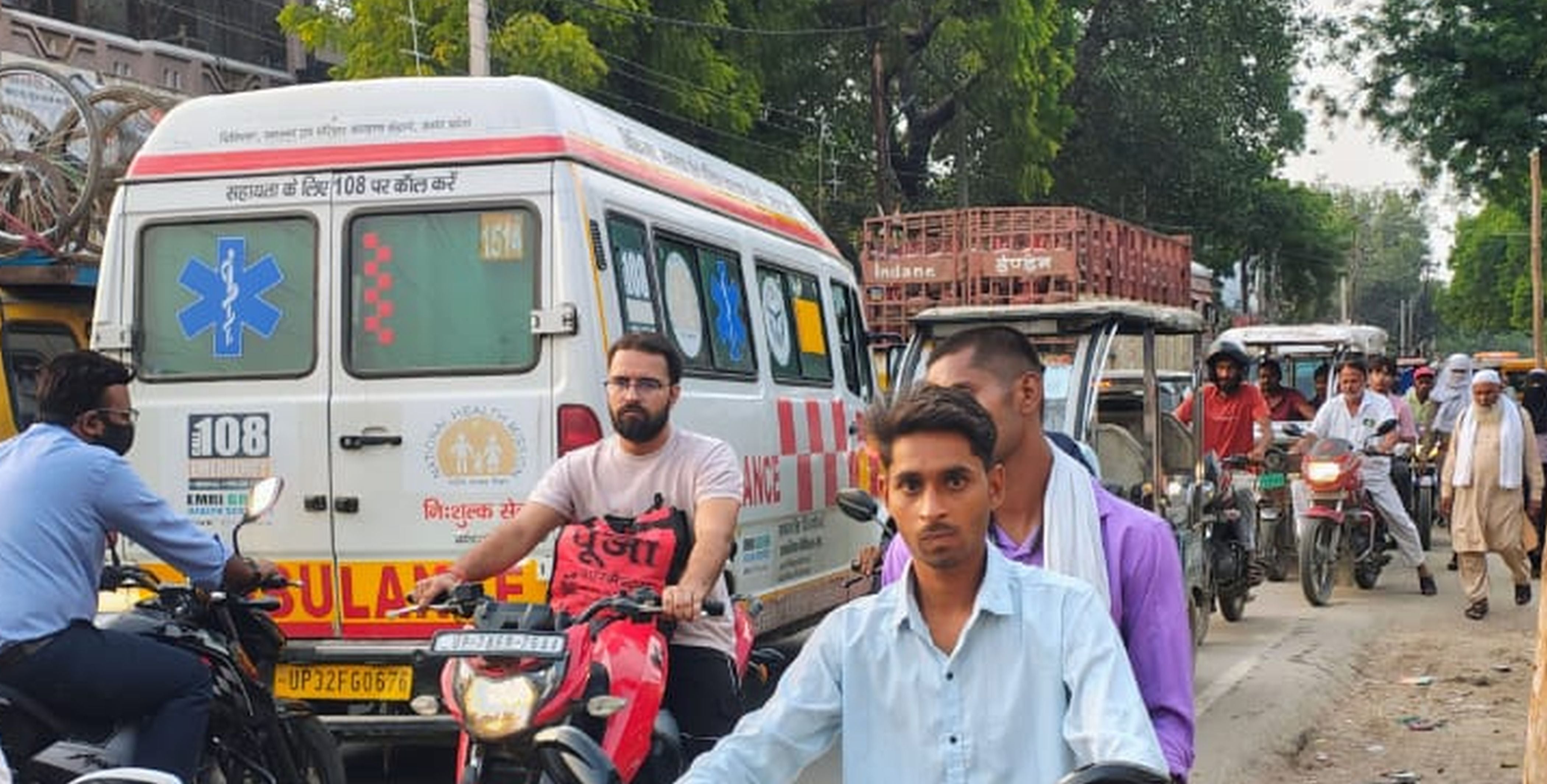 फोटो-33-तहसील रोड में जाम में फंसी हृदय रोगी को ले जा रही एंबुलेंस। संवाद फोटो-33-तहसील रोड में जाम में फंसी हृदय रोगी को ले जा रही एंबुलेंस। संवाद