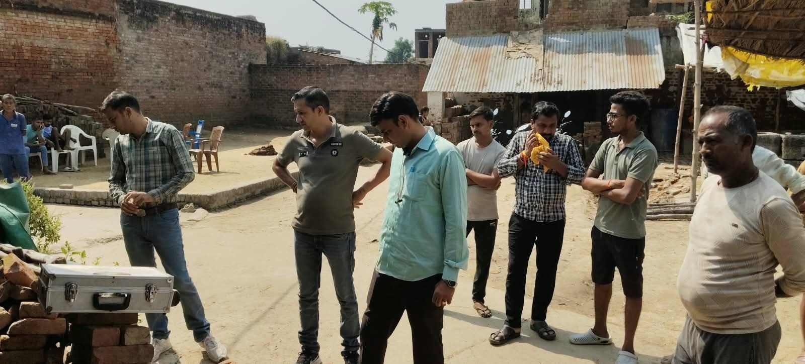 फोटो-33-दिलावलपुर गांव में हुई हत्या के बाद जांच करती फारेंसिक टीम। संवाद फोटो-33-दिलावलपुर गांव में हुई हत्या के बाद जांच करती फारेंसिक टीम। संवाद