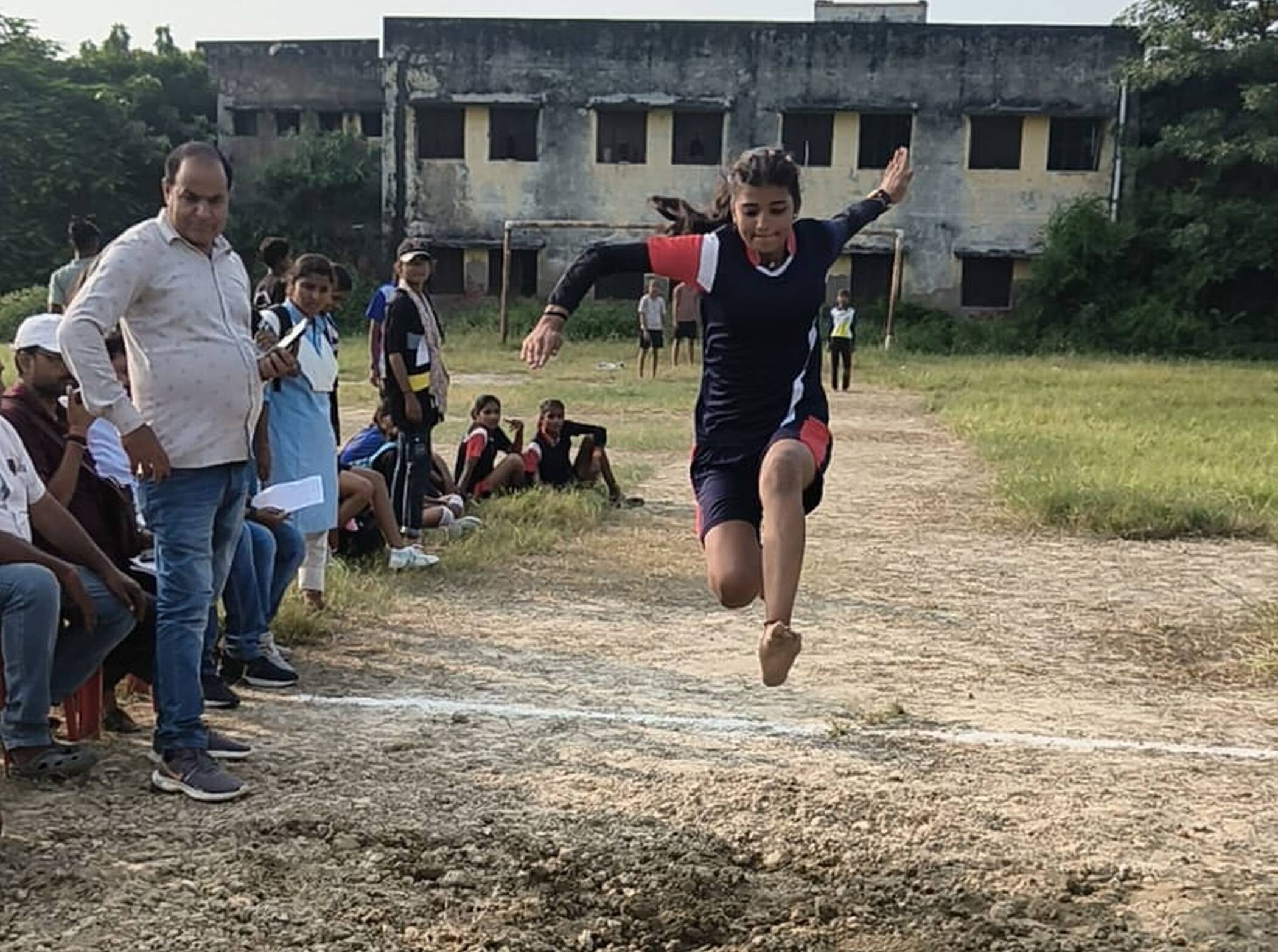 फोटो-39- प्रतियोगिता के दौरान लंबी कूद में अपना दमखम दिखती काजल सिंह। संवाद फोटो-39- प्रतियोगिता के दौरान लंबी कूद में अपना दमखम दिखती काजल सिंह। संवाद