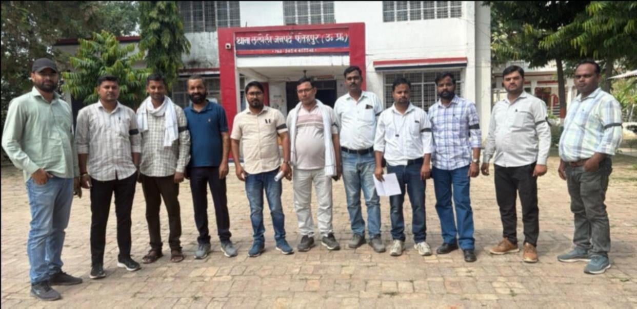 फोटो-42- ललौली थाने में समाधान दिवस पर काली पट्टी बांधकर प्रदर्शन करते लेखपाल। संवाद