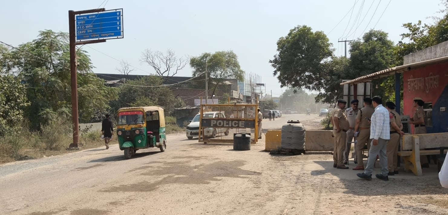 -फोटो 85 : झाड़ौदा बॉर्डर पर तैनात पुलिस अधिकारी व कर्मचारी। संवाद -फोटो 85 : झाड़ौदा बॉर्डर पर तैनात पुलिस अधिकारी व कर्मचारी। संवाद