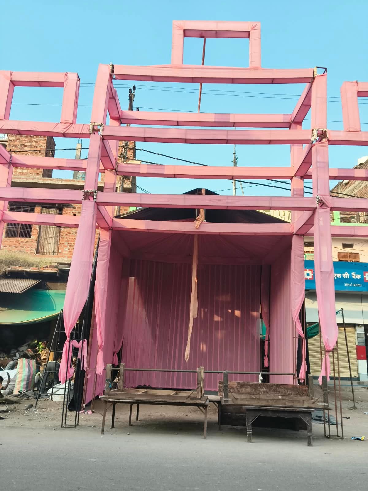 फोटो-9- अतर्रा के लाई मंडी में सजा पंडाल। संवाद फोटो-9- अतर्रा के लाई मंडी में सजा पंडाल। संवाद