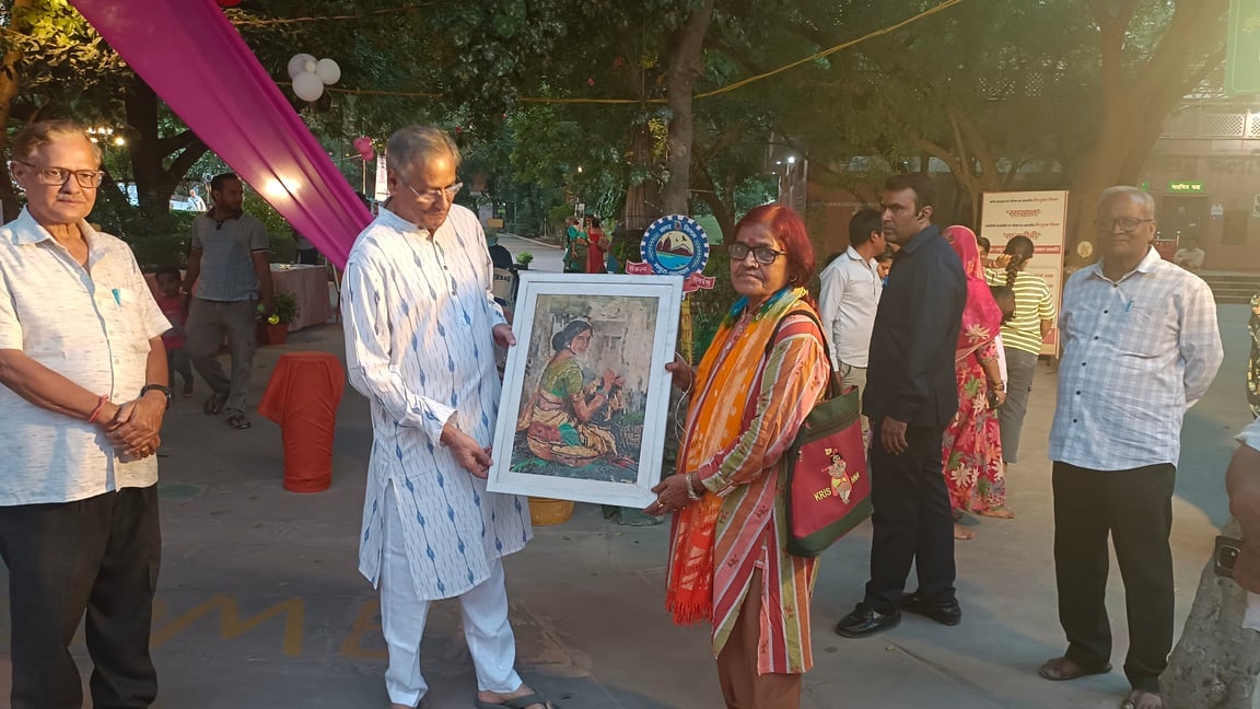 फोटो रसखान समाधि पर सांझियों का निरीक्षण करते ब्रिज तीर्थ प्रकाश परिषद के मुख्य सचिव शैलीकांत म फोटो रसखान समाधि पर सांझियों का निरीक्षण करते ब्रिज तीर्थ प्रकाश परिषद के मुख्य सचिव शैलीकांत म