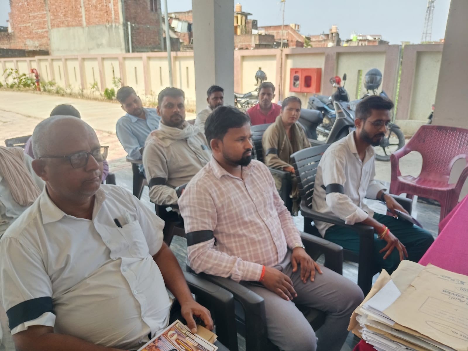 गिलौला थाने में हाथ में काली पट्टी बांधकर प्रदर्शन करते लेखपाल। गिलौला थाने में हाथ में काली पट्टी बांधकर प्रदर्शन करते लेखपाल।