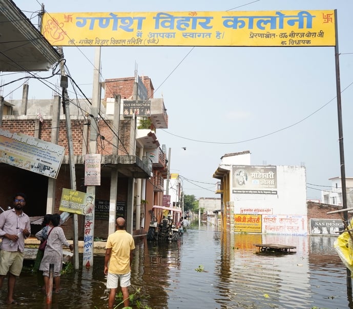 गोमती की बाढ़ और पानी निकालने के लिए लगे पंप। गोमती की बाढ़ और पानी निकालने के लिए लगे पंप।