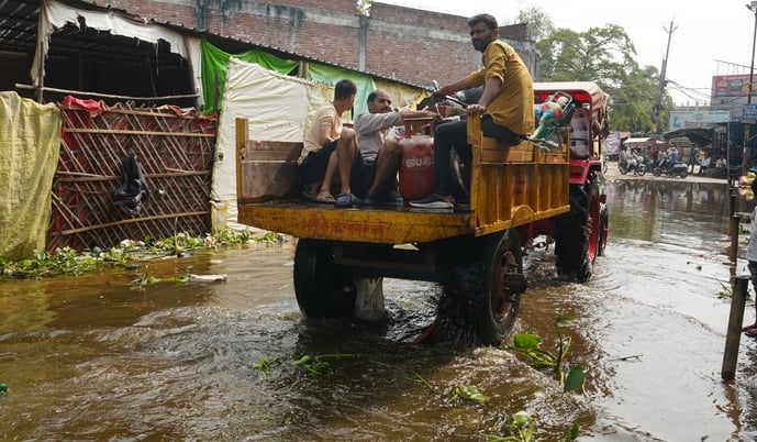 गोमती की बाढ़ और पानी निकालने के लिए लगे पंप। गोमती की बाढ़ और पानी निकालने के लिए लगे पंप।