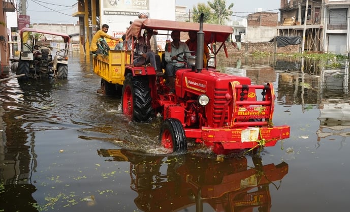 गोमती की बाढ़ और पानी निकालने के लिए लगे पंप। गोमती की बाढ़ और पानी निकालने के लिए लगे पंप।