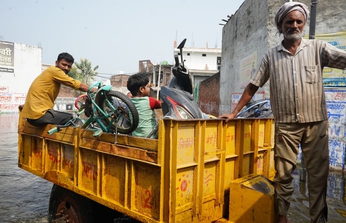 गोमती की बाढ़ और पानी निकालने के लिए लगे पंप। गोमती की बाढ़ और पानी निकालने के लिए लगे पंप।