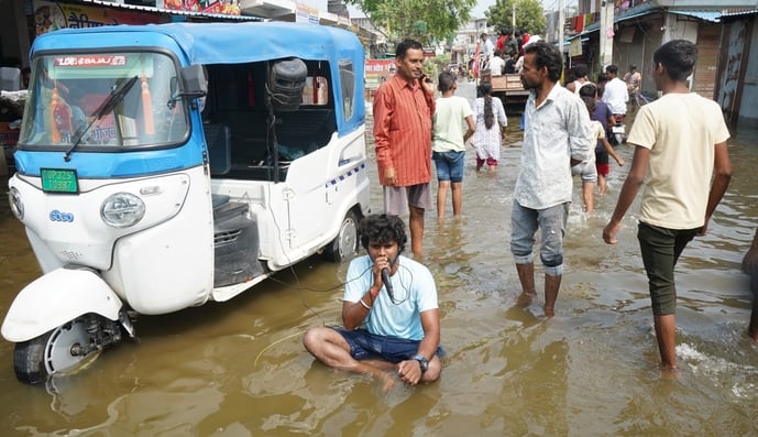 गोमती की बाढ़ और पानी निकालने के लिए लगे पंप। गोमती की बाढ़ और पानी निकालने के लिए लगे पंप।