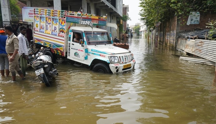 गोमती की बाढ़ और पानी निकालने के लिए लगे पंप। गोमती की बाढ़ और पानी निकालने के लिए लगे पंप।