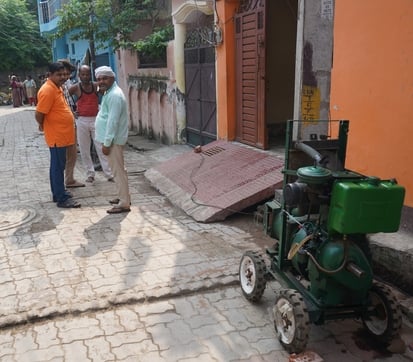 गोमती की बाढ़ और पानी निकालने के लिए लगे पंप। गोमती की बाढ़ और पानी निकालने के लिए लगे पंप।