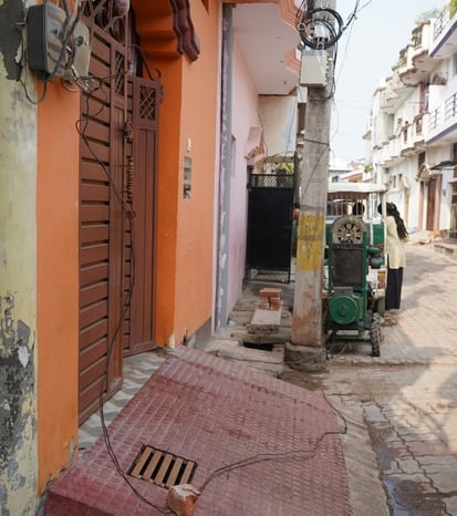 गोमती की बाढ़ और पानी निकालने के लिए लगे पंप। गोमती की बाढ़ और पानी निकालने के लिए लगे पंप।