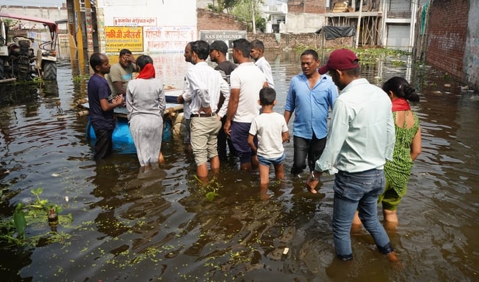 गोमती की बाढ़। गोमती की बाढ़।