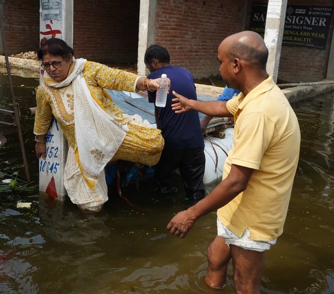गोमती की बाढ़। गोमती की बाढ़।
