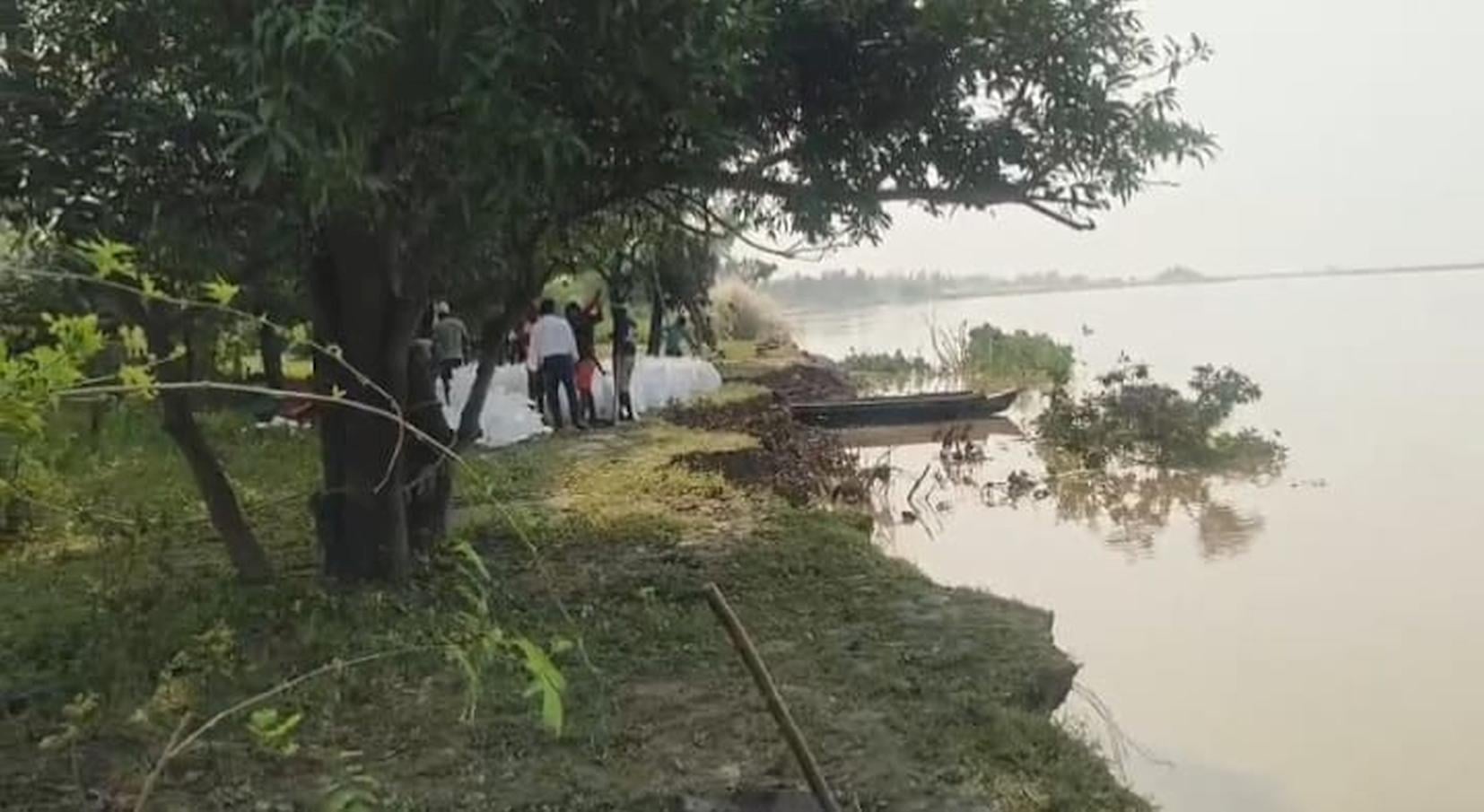 गांव में कटान करती नदी व प्रभावित क्षेत्र का निरीक्षण करते अधिकारी। गांव में कटान करती नदी व प्रभावित क्षेत्र का निरीक्षण करते अधिकारी।