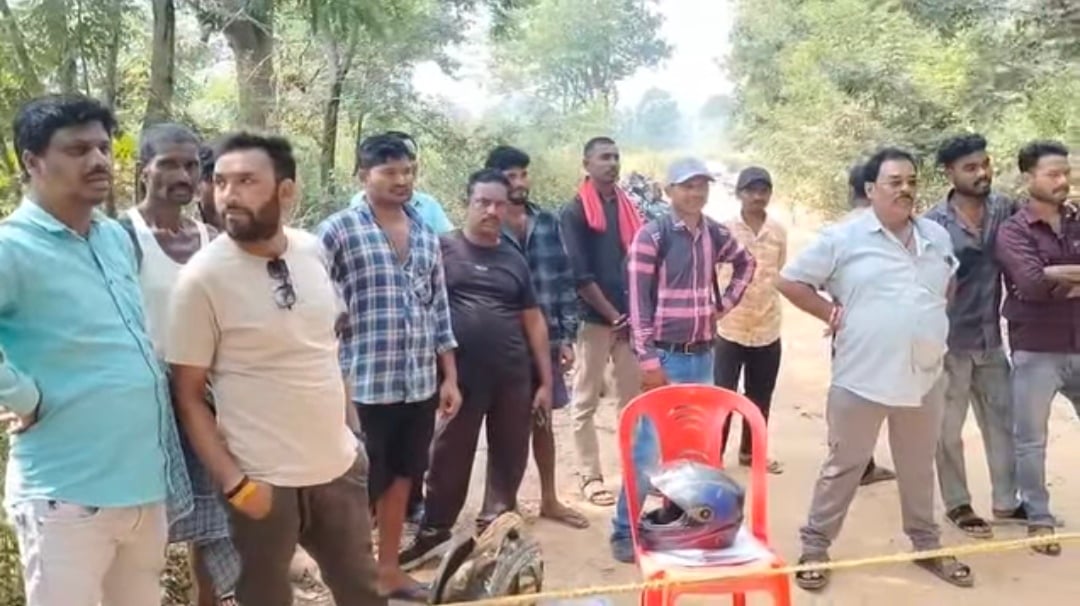 घटनास्थल पर मौजूद पुलिस एवं स्थानीय लोग घटनास्थल पर मौजूद पुलिस एवं स्थानीय लोग