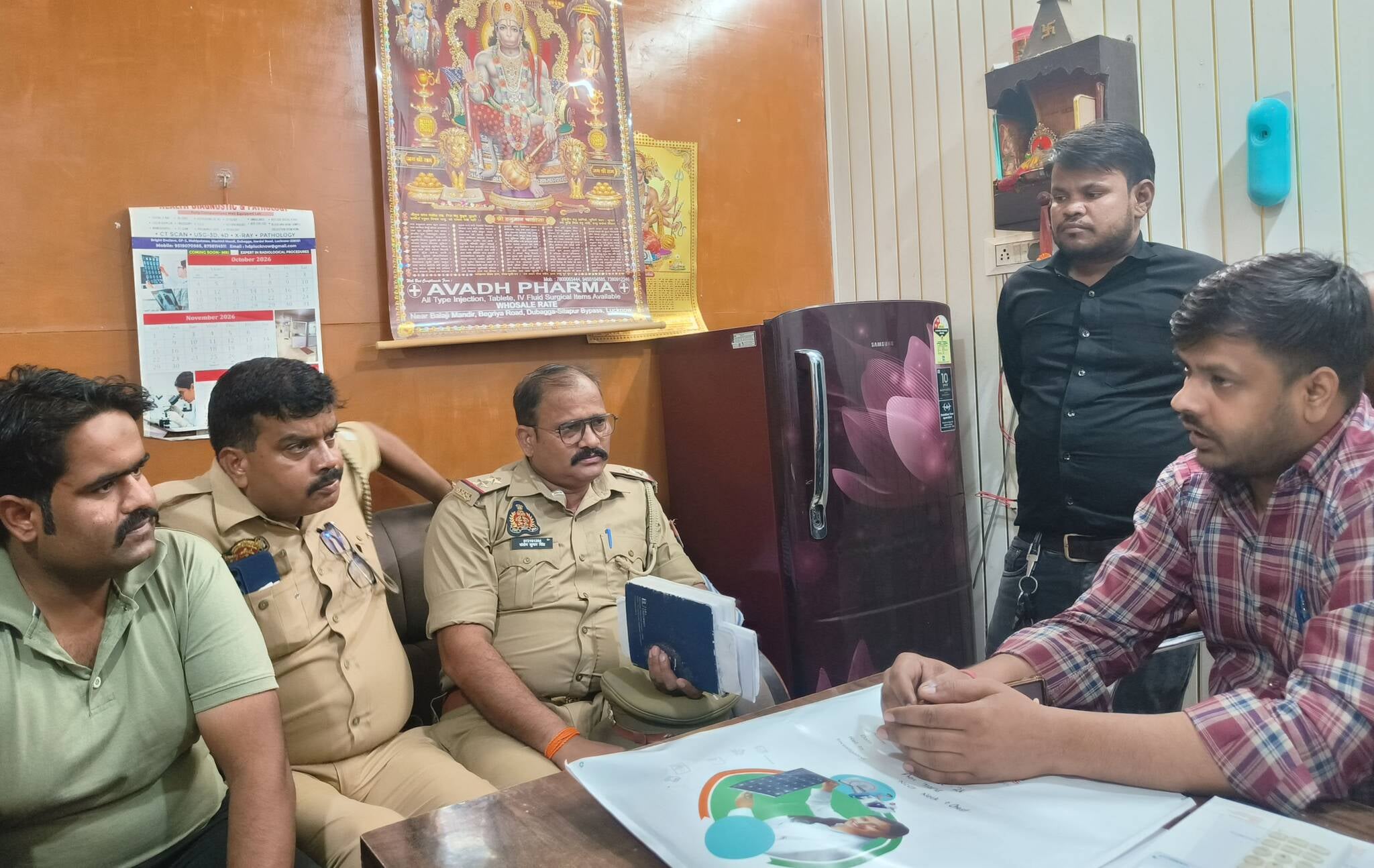 हंगामा करते परिजन और पहुंची पुलिस। हंगामा करते परिजन और पहुंची पुलिस।
