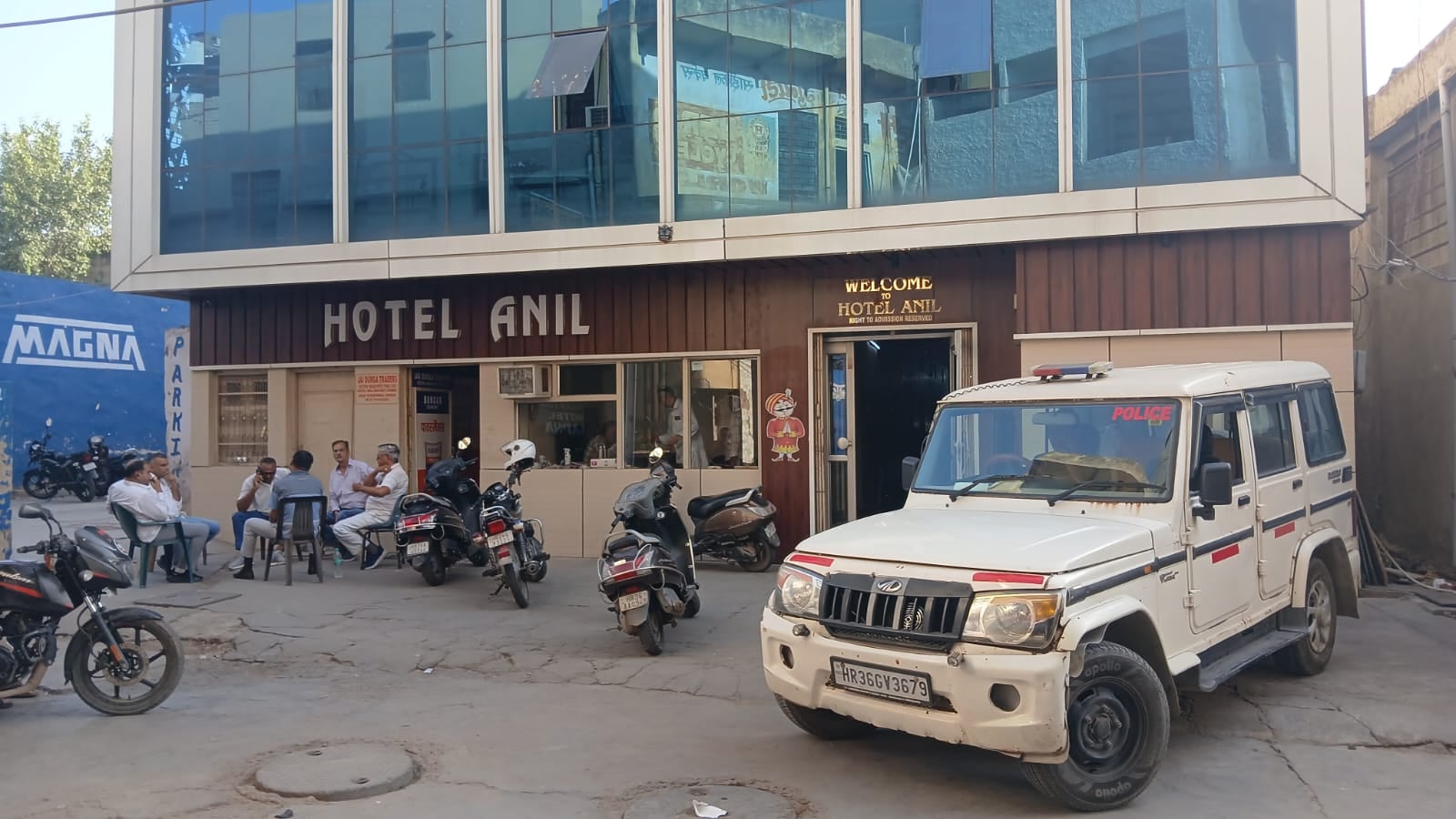 जांच करती पुलिस की टीम। संवाद जांच करती पुलिस की टीम। संवाद