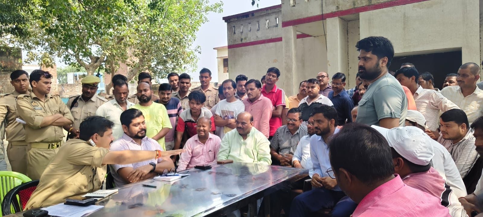 जलालाबाद के मोहल्ला कानूनगोयान में खाद्य विभाग के छापे के दौरान विरोध करते लोग। संवाद जलालाबाद के मोहल्ला कानूनगोयान में खाद्य विभाग के छापे के दौरान विरोध करते लोग। संवाद