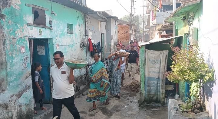 कांग्रेस पार्षदों का हल्लाबोल,कचरा यात्रा निकालकर जताया विरोध