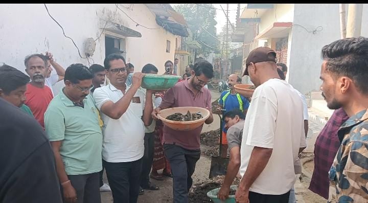 कांग्रेस पार्षदों का हल्लाबोल,कचरा यात्रा निकालकर जताया विरोध