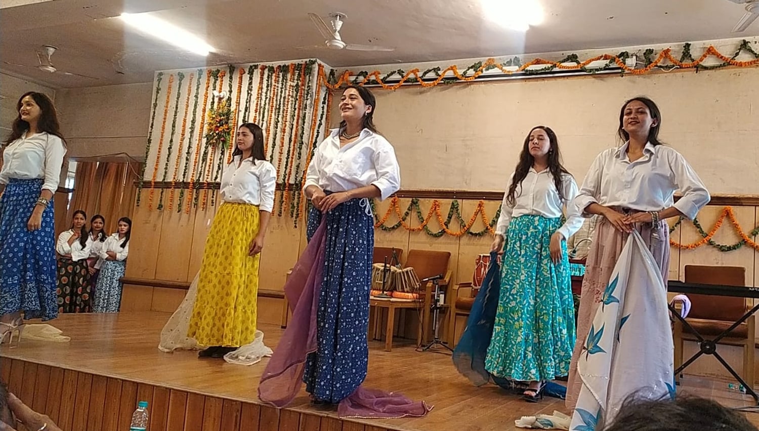 कुल्लू के देव सदन में दशहरा उत्सव के लिए आयोजित ऑडिशन में भाग लेते कलाकार।-संवाद