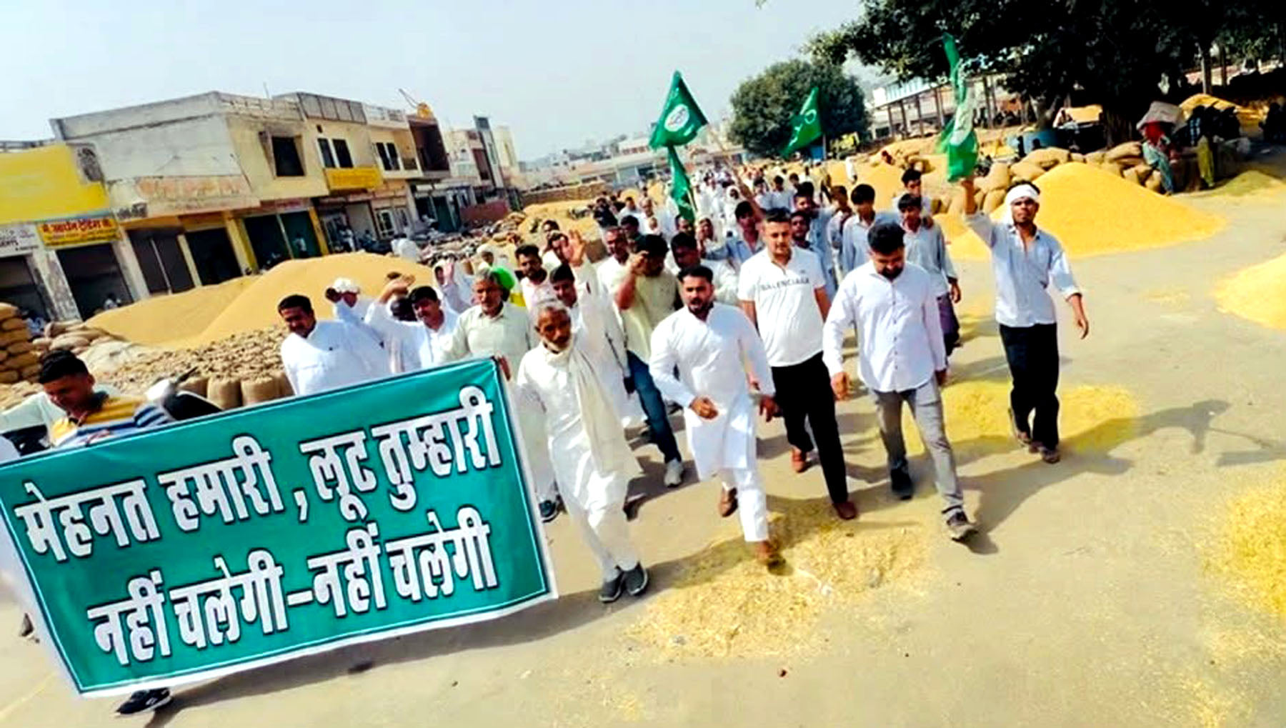कलायत अनाज मंडी में माजरा के साथ प्रदर्शन करते इनेलो कार्यकर्ता। विज्ञप्ति कलायत अनाज मंडी में माजरा के साथ प्रदर्शन करते इनेलो कार्यकर्ता। विज्ञप्ति