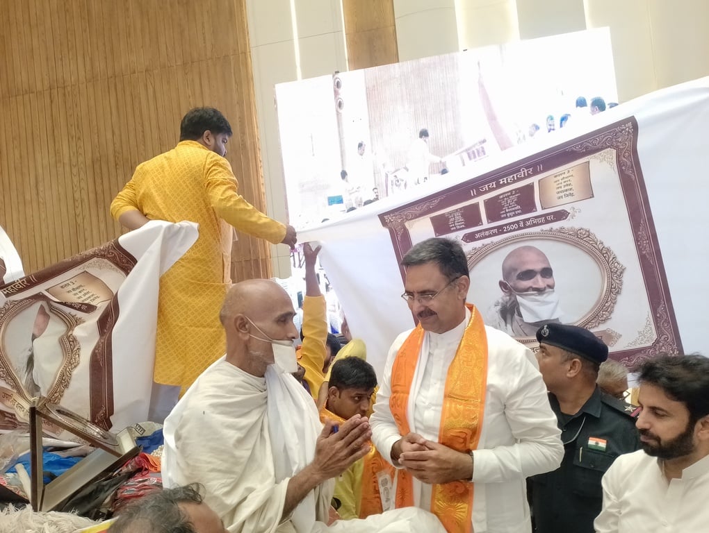कार्यक्रम में राजेश मुनि से आशीवाद लेने पहुंचे मुख्यातिथि मंत्री विपुल गोयल व अन्य। संवाद