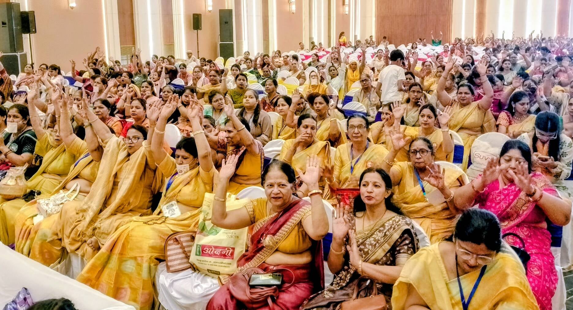 कार्यक्रम में राजेश मुनि से आशीवाद लेने पहुंचे मुख्यातिथि मंत्री विपुल गोयल व अन्य। संवाद