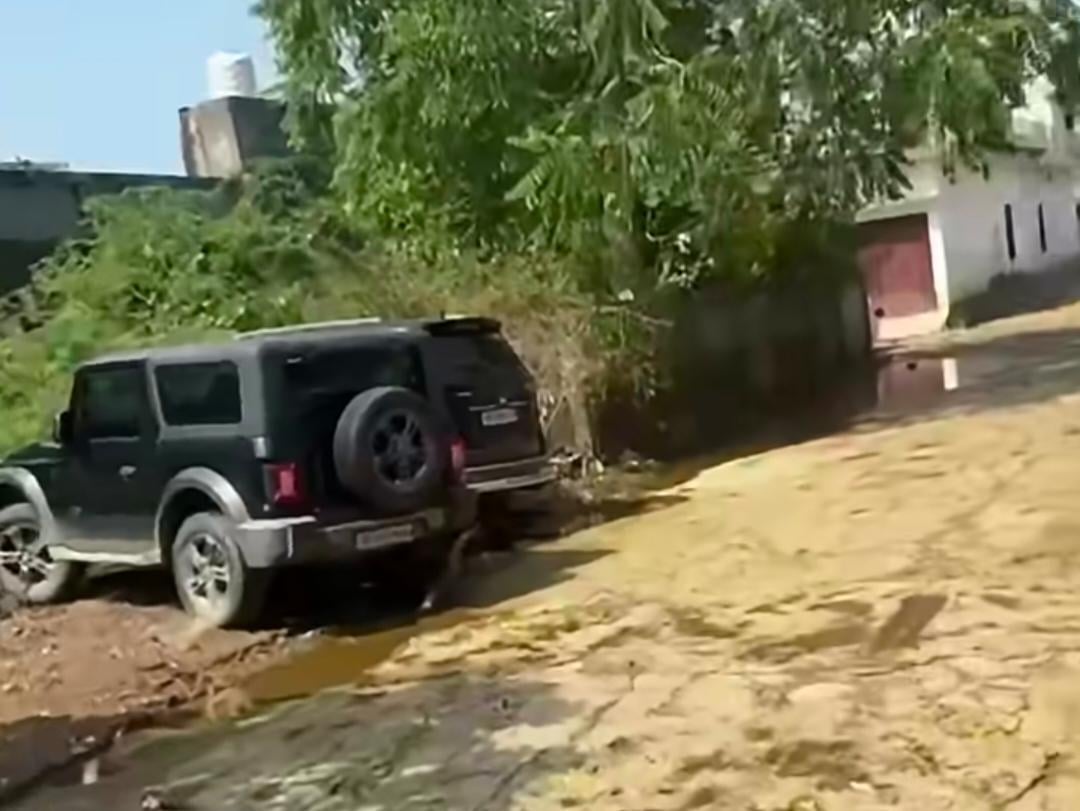 केशव ग्रीन सिटी में पानी उतरने के बाद बदहाल इमारत । केशव ग्रीन सिटी में पानी उतरने के बाद बदहाल इमारत ।