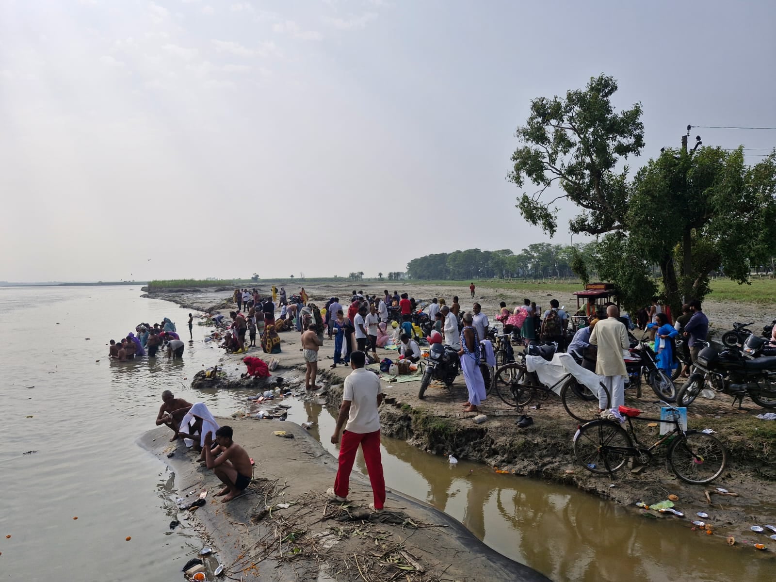मखदूमपुर घाट पर पूर्वजों के लिए पूजा अर्चना करते श्रद्धालु मखदूमपुर घाट पर पूर्वजों के लिए पूजा अर्चना करते श्रद्धालु