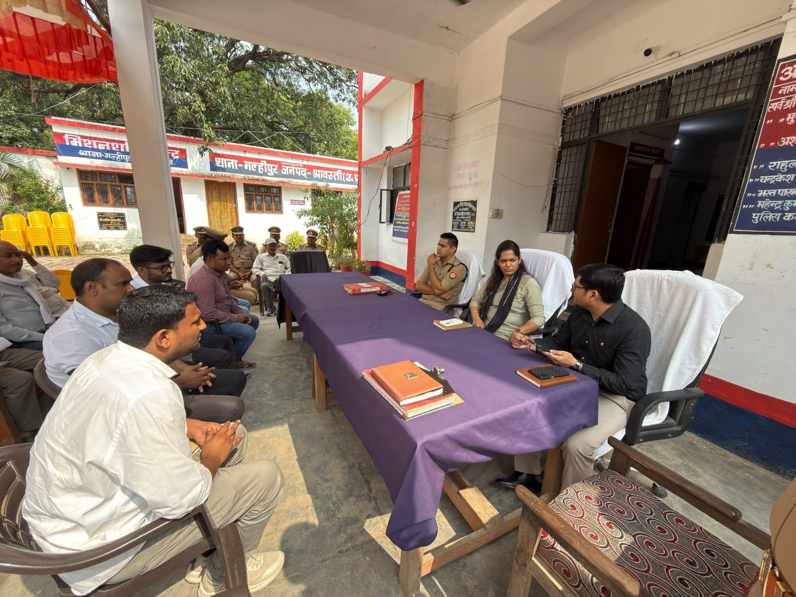 मल्हीपुर थाने में जन सुनवाई करती डीएम व एसपी।
