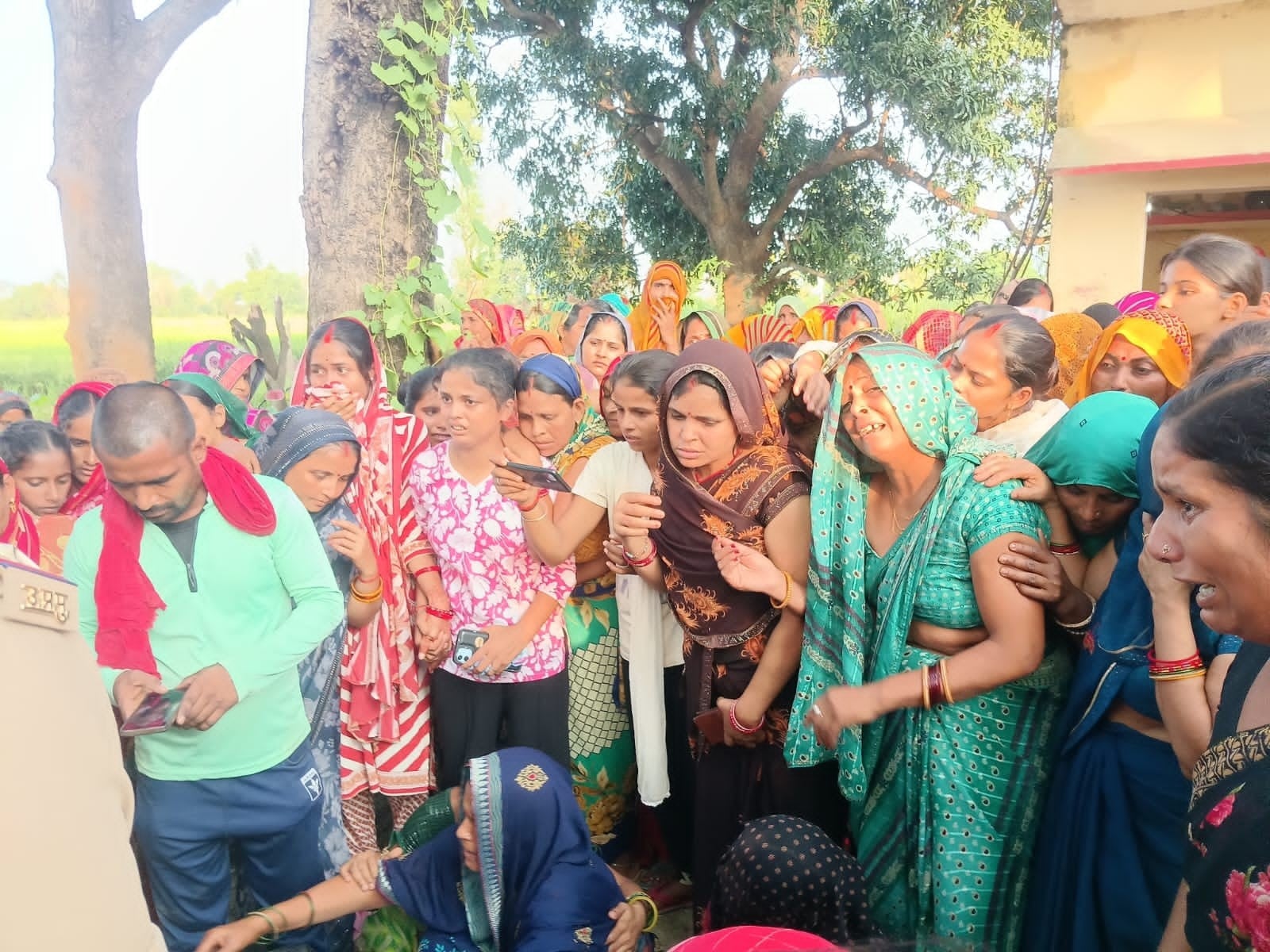 मृतका का शव गांव पहुंचने के बाद बिलखती महिलाएं।