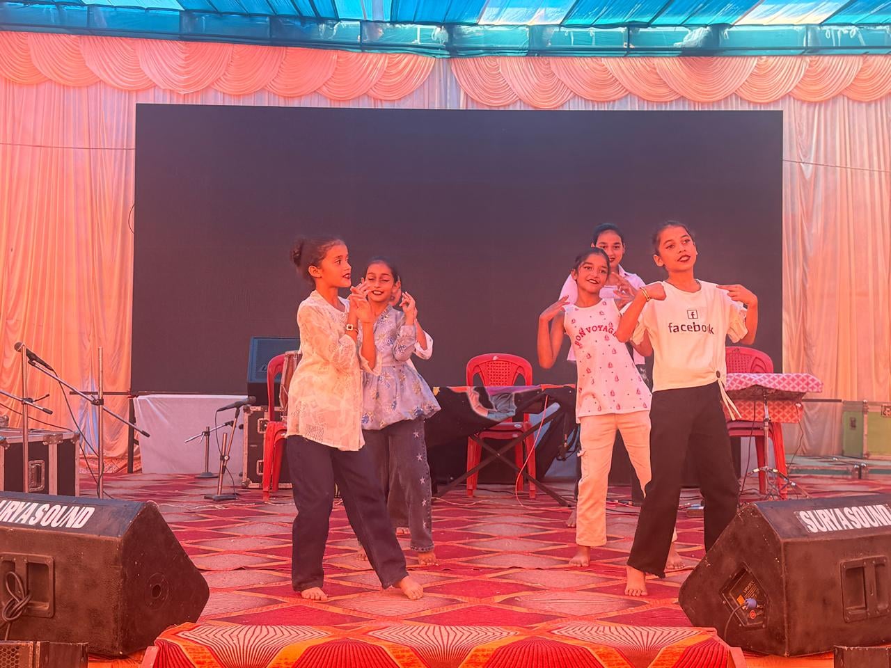 नम्होल में आयोजित सांस्कृतिक कार्यक्रम में प्रस्तुति देती कलाकार। स्रोत: मेला कमेटी नम्होल में आयोजित सांस्कृतिक कार्यक्रम में प्रस्तुति देती कलाकार। स्रोत: मेला कमेटी