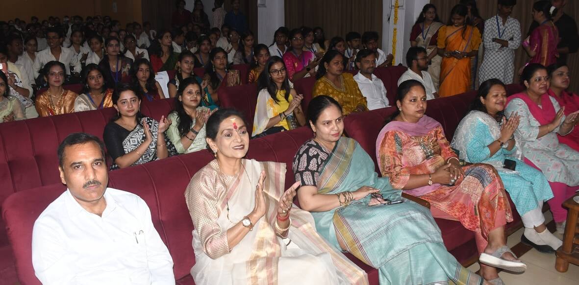 नेशनल पीजी कॉलेज में नेशनल मीडिया फेस्ट में प्रस्तुति देते विद्यार्थी नेशनल पीजी कॉलेज में नेशनल मीडिया फेस्ट में प्रस्तुति देते विद्यार्थी