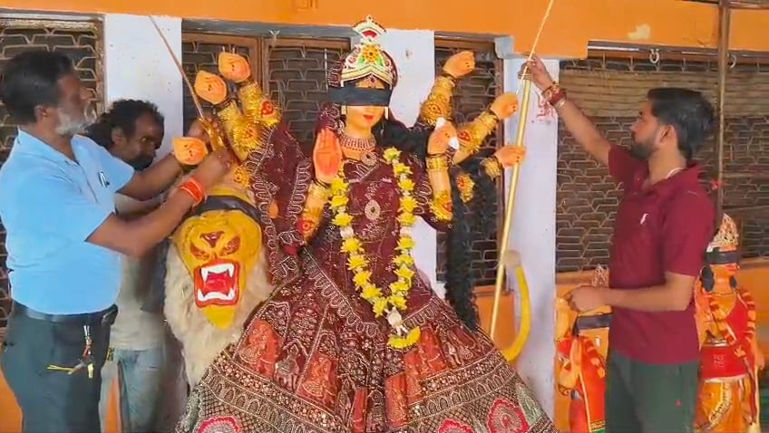 नवरात्र के लिए बाजार में खरीदारी करते लोग। संवाद नवरात्र के लिए बाजार में खरीदारी करते लोग। संवाद