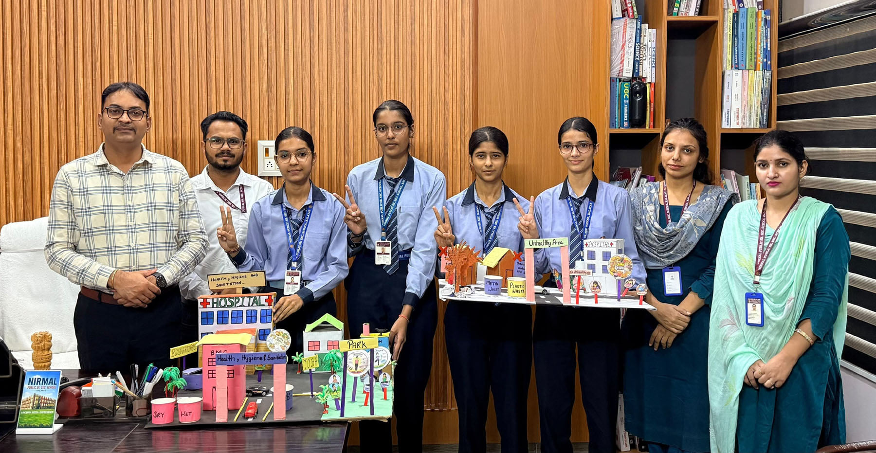 प्रतियोगिता में विजेता रहे बच्चे प्रधानाचार्य के साथ। विज्ञप्ति प्रतियोगिता में विजेता रहे बच्चे प्रधानाचार्य के साथ। विज्ञप्ति