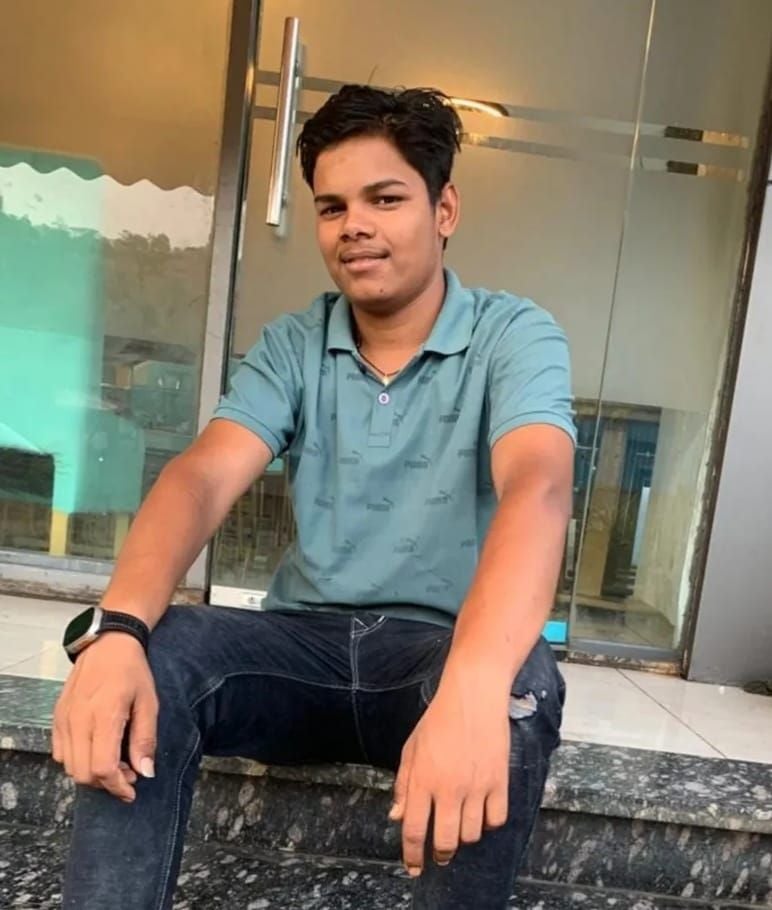 रहीमाबाद में हाईवे पर जाम लगाए सूरज के परिजनों और ग्रामीणों को हटाती पुलिस। रहीमाबाद में हाईवे पर जाम लगाए सूरज के परिजनों और ग्रामीणों को हटाती पुलिस।
