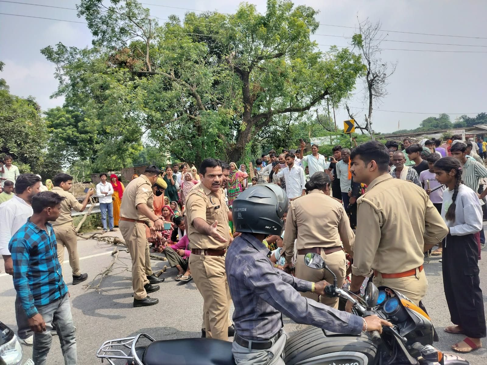 रहीमाबाद में हाईवे पर जाम लगाए सूरज के परिजनों और ग्रामीणों को हटाती पुलिस। रहीमाबाद में हाईवे पर जाम लगाए सूरज के परिजनों और ग्रामीणों को हटाती पुलिस।